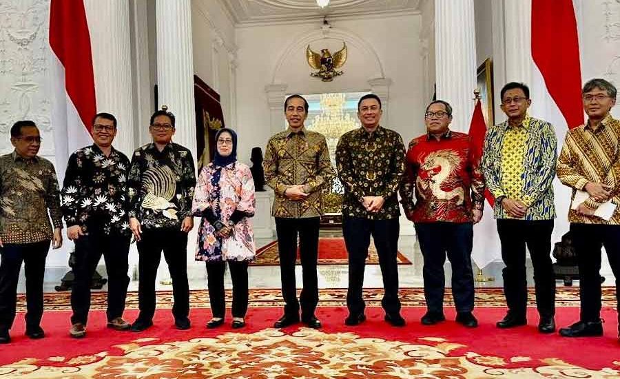Presiden Joko Widodo bersama Anggota Dewan Pers yang dipimpin oleh Ketua Dewan Pers Ninik Rahayu di Istana Negara, Jakarta