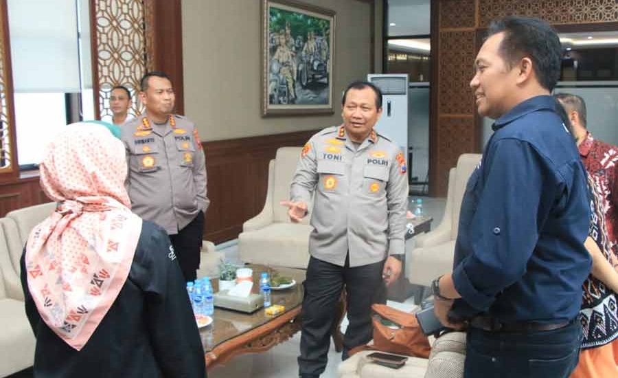 Pengurus AMSI Jawa Timur saat mengadakan audiensi dengan Kapolda Irjen Pol Toni Harmanto di selasar gedung Patuh Polda Jatim