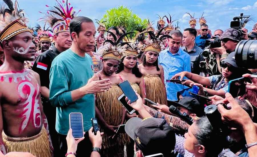 Presiden RI Joko Widodo saat memberikan keterangan pers usai pelaksanaan Papua Street Carnival di area Kantor Gubernur Papua, Kota Jayapura, Jumat (7/7/2023) lalu. (foto: Dok Foto: BPMI)