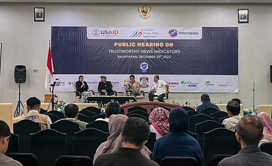 Diskusi publik ini menghadirkan tiga narasumber dari tiga lembaga, Polda Kalimantan Timur, Bawaslu Propinsi Kalimantan Timur, dan Direktur Eksekutif AMSI Stefanus Felix Lamuri.