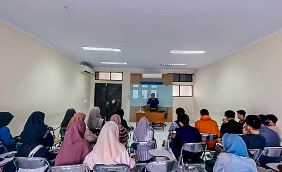 Ketua AMSI Sulsel Herwin Bahar saat menjadi dosen tamu di Fakultas Dakwah dan Komunikasi UIN Alauddin Makassar.